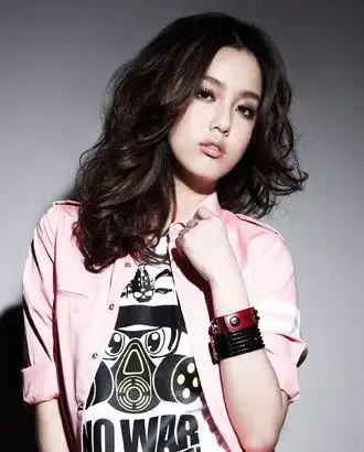 陈庭妮沙漠解放美背 自爆渴望独立渴望爱有个可以聊天的邻居