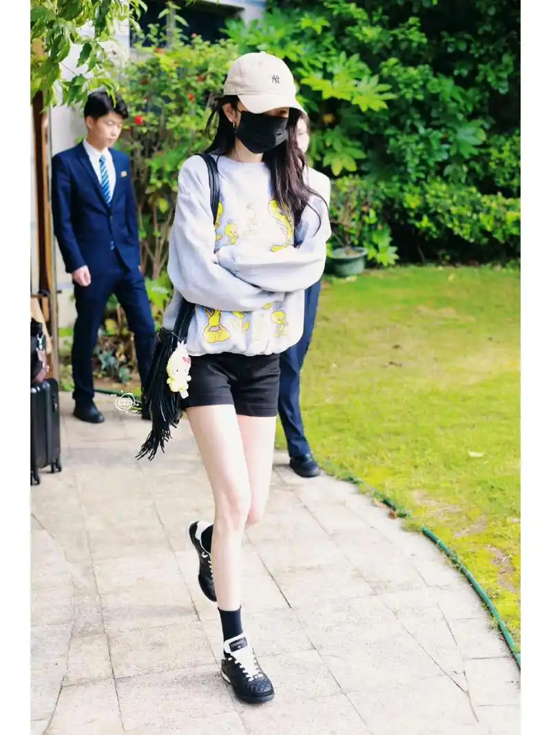 时尚穿搭# #明星穿搭# 杨幂这套好看,卫衣很可爱