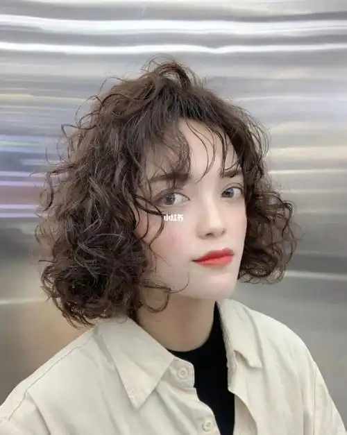 短卷发个性鲜明,想要可爱一点的女生,刘海也可以一起烫卷,会显得整个