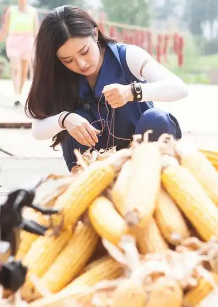 农村出身的赵丽颖,对剥玉米这件事早已是轻车熟路.