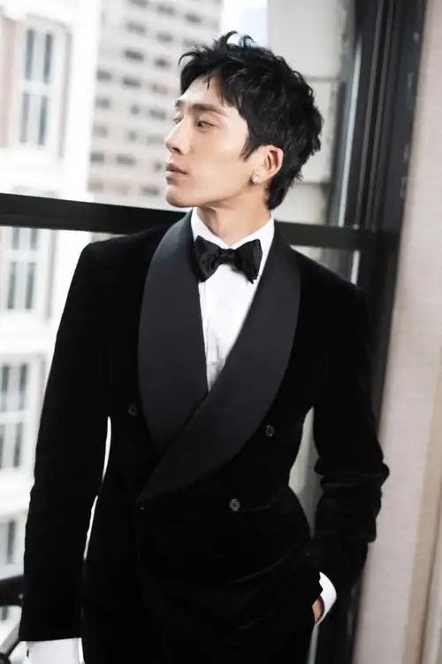 井柏然首启纽约时装周 丝绒西装演绎绅士浪漫