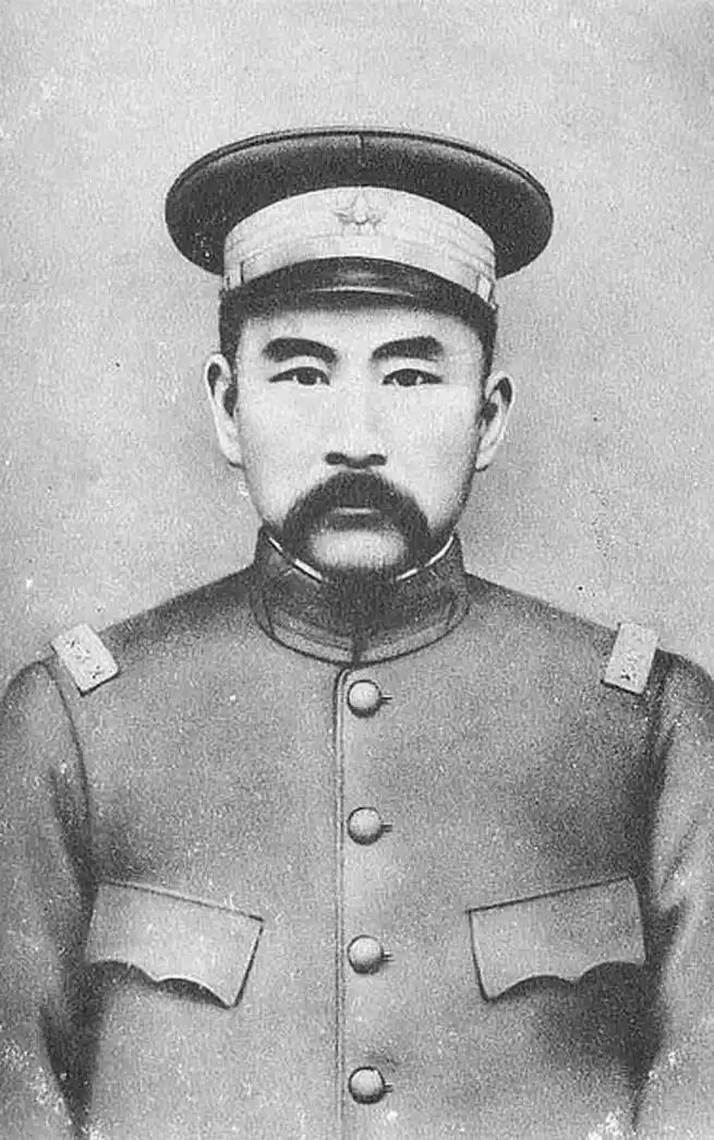 1916年6月6日,中华帝国皇帝袁世凯在忧惧中暴毙.