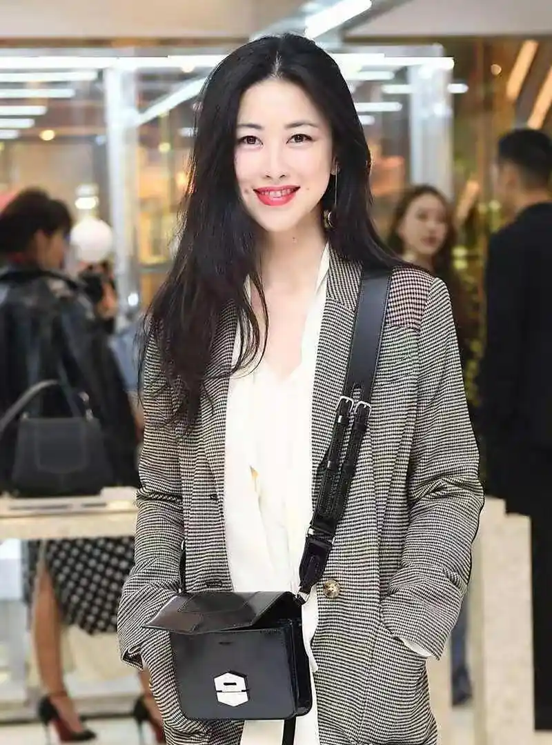 朱珠在好莱坞的时候,她一直舍不得点掉自己的嘴角痣.