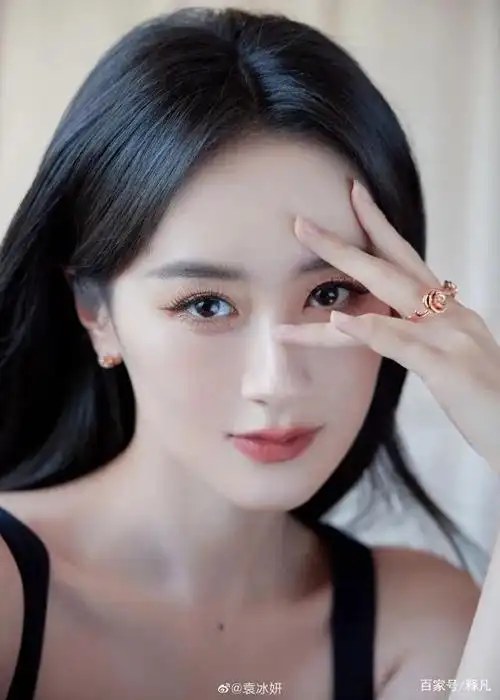 美女袁冰妍穿吊带衣裙超惊艳雪肤玉貌太性感撩人