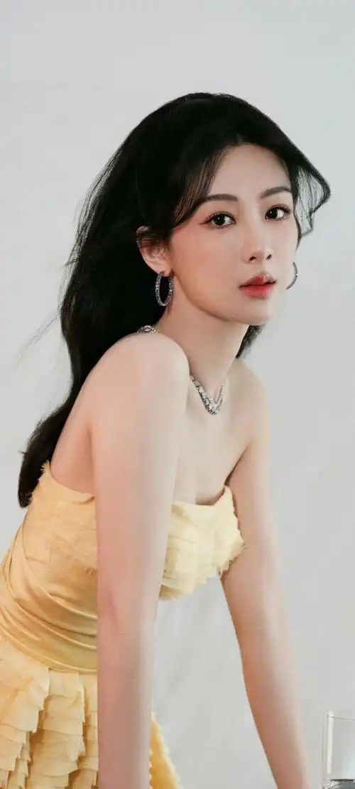 美女明星系列壁纸~杨紫,紫色礼服好看还是黄色礼服好看