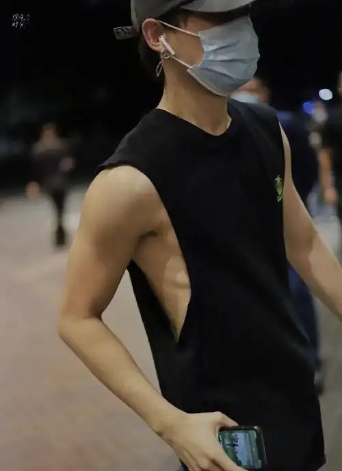 姚琛肌肉线条##姚琛真空西装