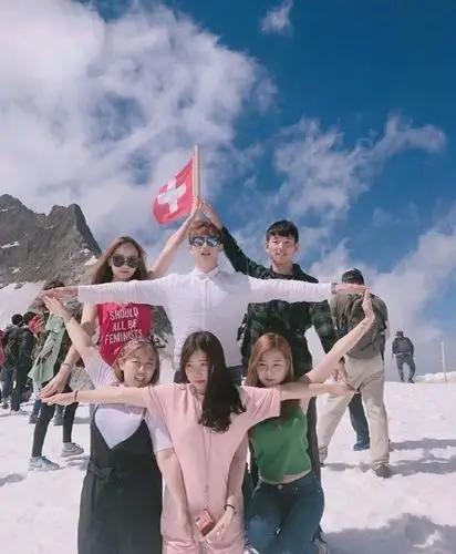 只要凑齐6个人,就能解锁好朋友拍照新姿势,快和好朋友们约起来吧