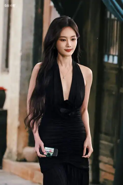 李一桐 好一只惊艳的黑天鹅##李一桐黑玫瑰深v裙