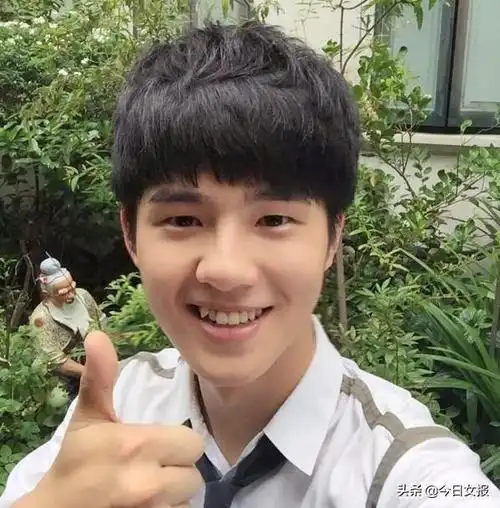 刘昊然红毯滑步(带着魔鬼的步伐上热搜)(7)