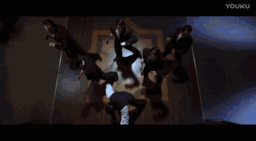 《功夫》中扮演斧头帮老大琛哥一炮而红后,成为周星驰旗下的签约