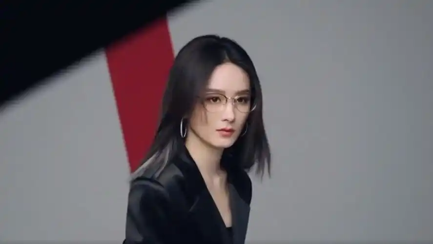 赵丽颖黑色西装又美又飒白发造型超惊艳表情冷酷御姐范十足