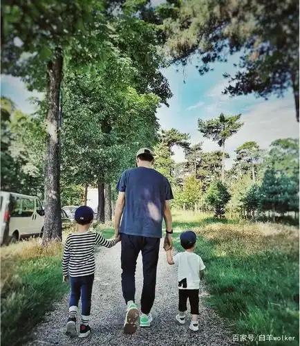 靳东李佳孙某一家四口温馨手牵手,称阳光太猛不堪忍受