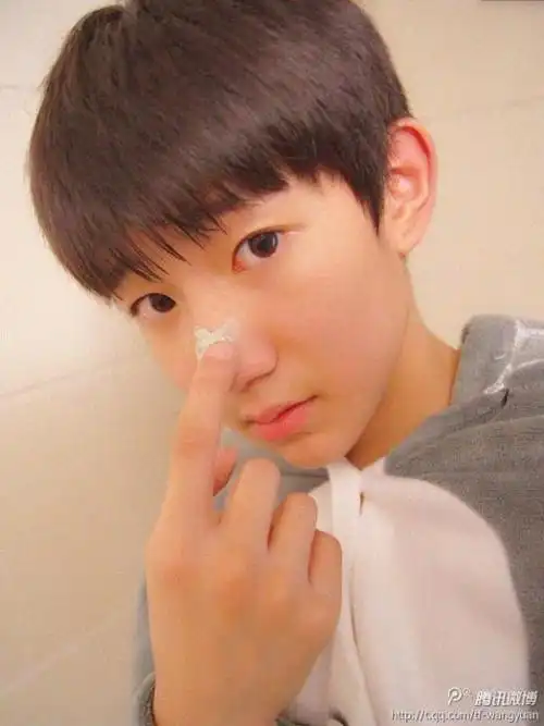 最近有网友考古到源源一大冷门知识,在源源刚出道那时候tx微博和xl