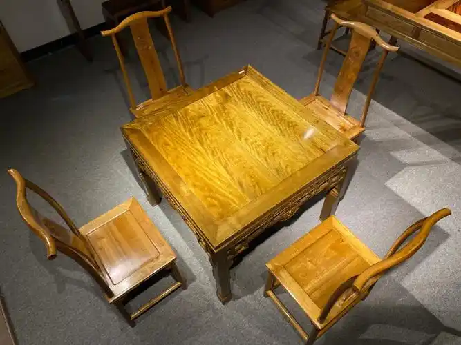 金丝楠木八仙桌一桌四椅五件套