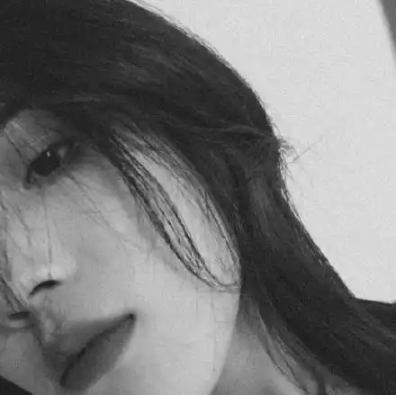 高冷气质的黑白女生头像图片