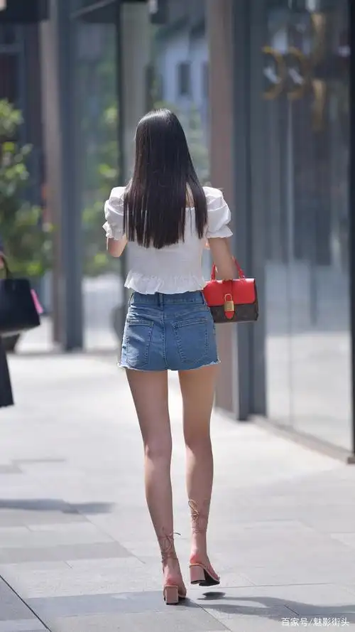 低腰牛仔短裤 短上衣,清凉显瘦又时髦,小个子女生穿也好看