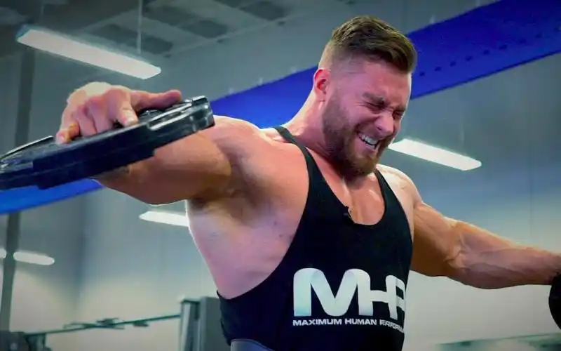 健美肌肉男chrisbumstead的美感健身肩部训练