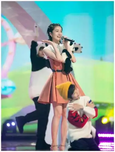 张雪迎跟风自爆童年照被调侃像个假小子真是女大十八变