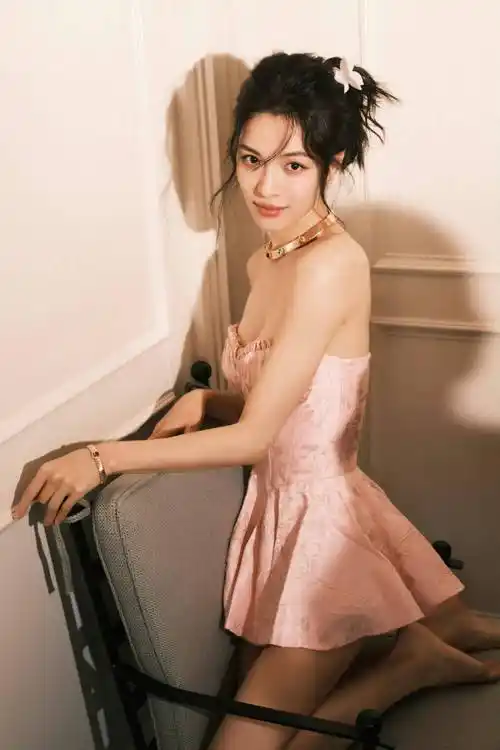 钟楚曦真不适合纯欲风,穿50cm小粉裙秀"竹竿腿",高级脸太突兀_姑娘