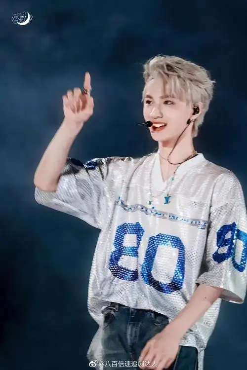 刘耀文这套舞台妆造,真的封神了,银发好