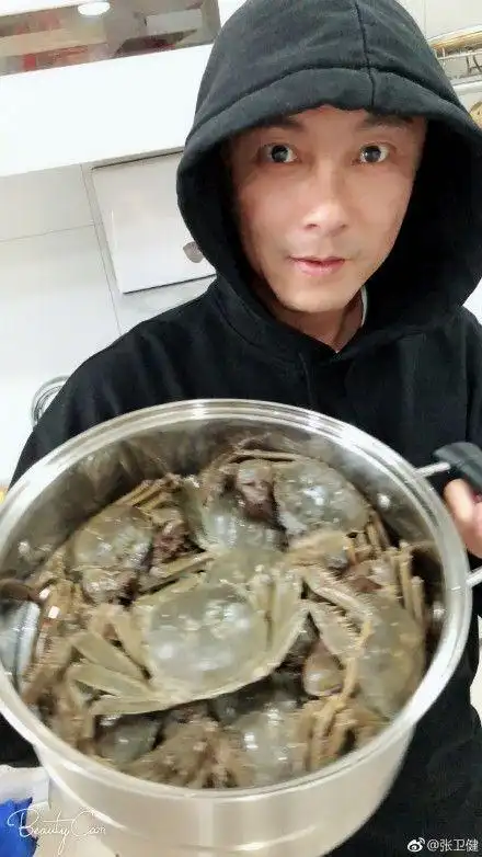 张卫健端大闸蟹自拍网友这哪里像五十多岁的人啊