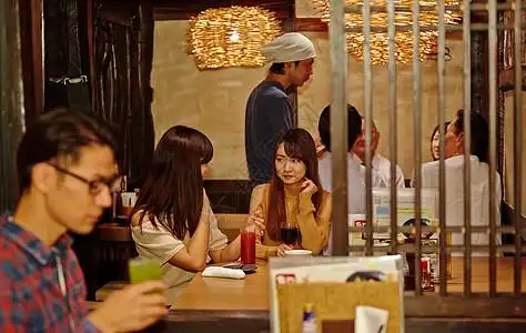 郑多燕减肥在餐厅吧台喝酒聊天的女性背景