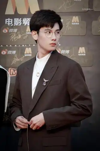 胡先煦的两次眼镜造型都跟1921有关