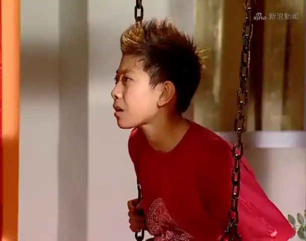 家有儿女:戴天高带着麦穗出去吃饭,明明打电话给小雪寻求帮助