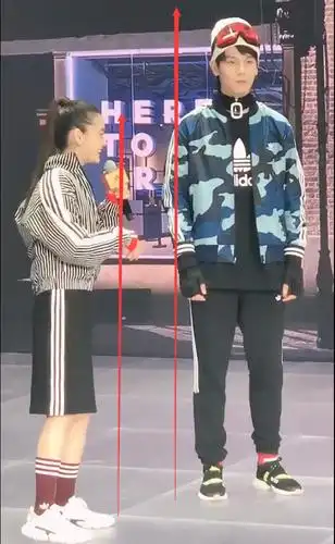 杨颖168的身高为何站到180身高的模特旁边只达到人家胸部