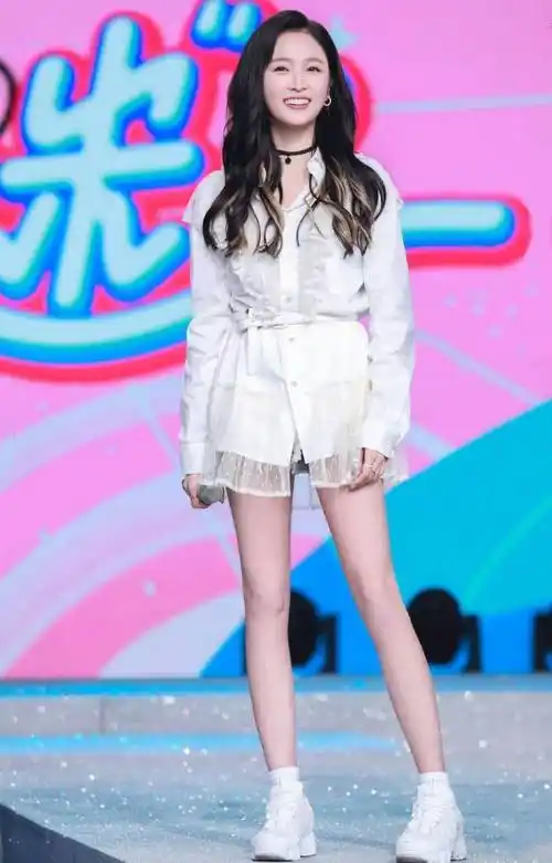 吴宣仪写真照曝光穿牛仔拼接纱裙大秀美腿配白t变清新少女