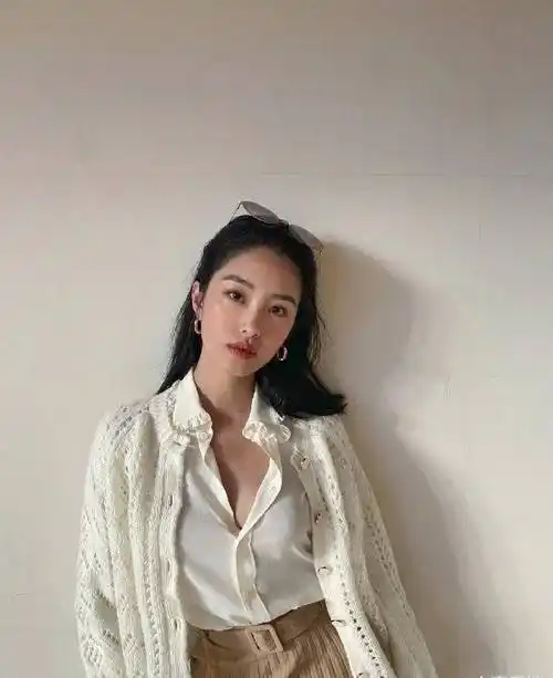 杨采钰衣品也是top级,红唇黑西装 1万9波点裙,好气质自带高级感_时尚