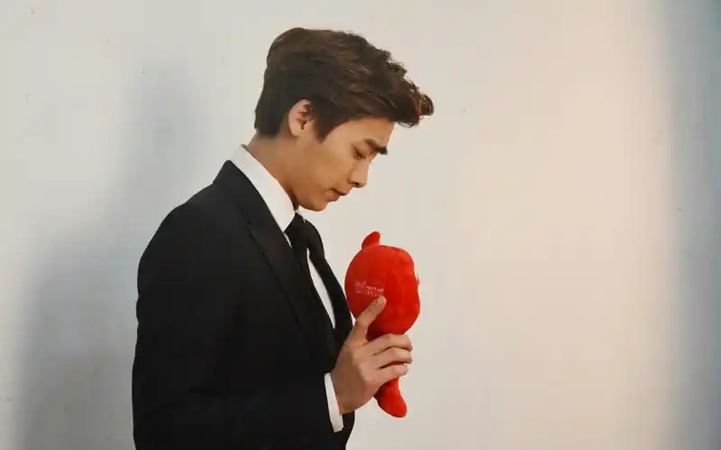 李易峰西装亮相,李易峰西装亮相壁纸,李易峰西装亮相电脑桌面壁纸