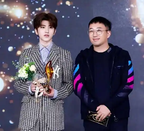 流量明星塌房比比皆是,前有吴亦凡,霍尊,李易峰等,现在蔡徐坤又步他们