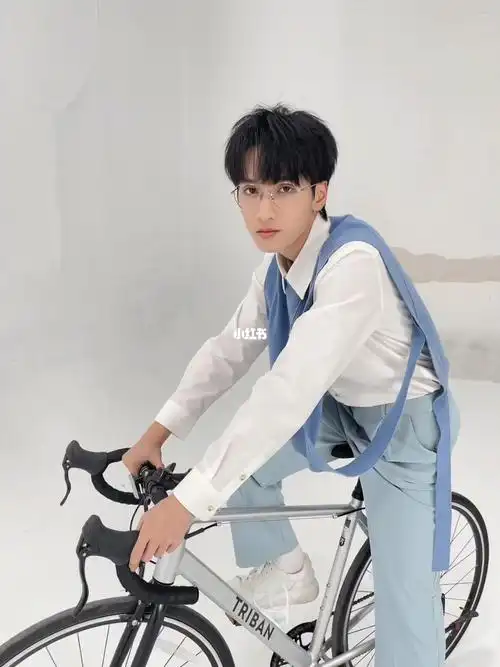 戴眼镜的93 好可爱!#严浩翔