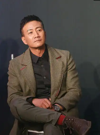 岁了,不过看起来仍然是充满了阳刚之气,他是一个中国内地的影视男演员