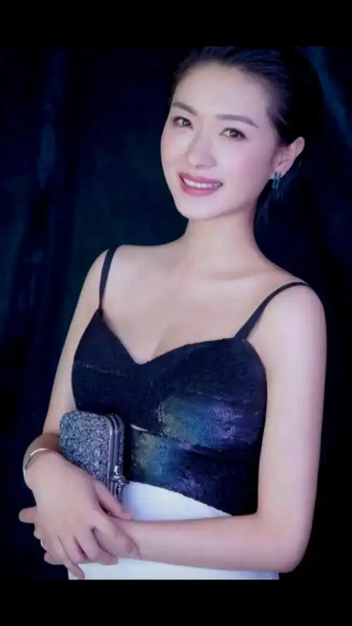 万茜漂亮迷人,气质优雅,太美了!