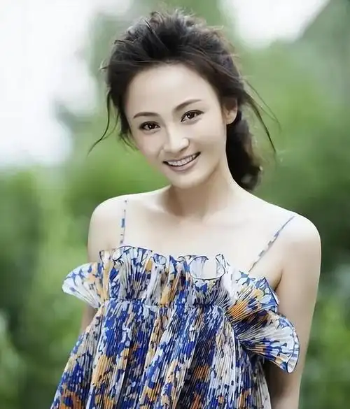 42岁姚笛回国首现身,带儿子出门游玩惊呆众人,网友:文章亏大了