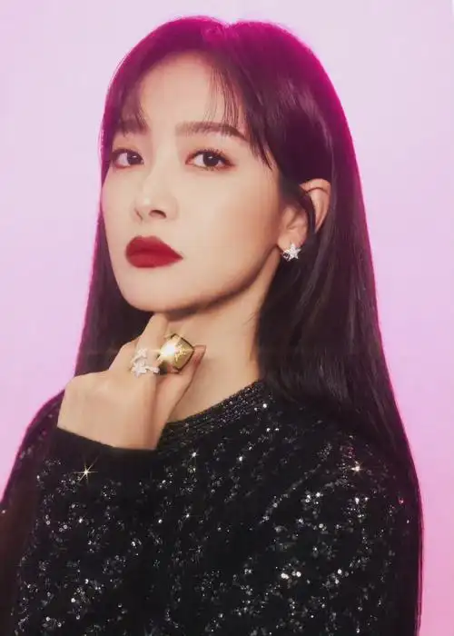 宋茜美妆大片,碎钻黑裙加身,高贵优雅,红唇长发尽显气场|碎钻|黑裙