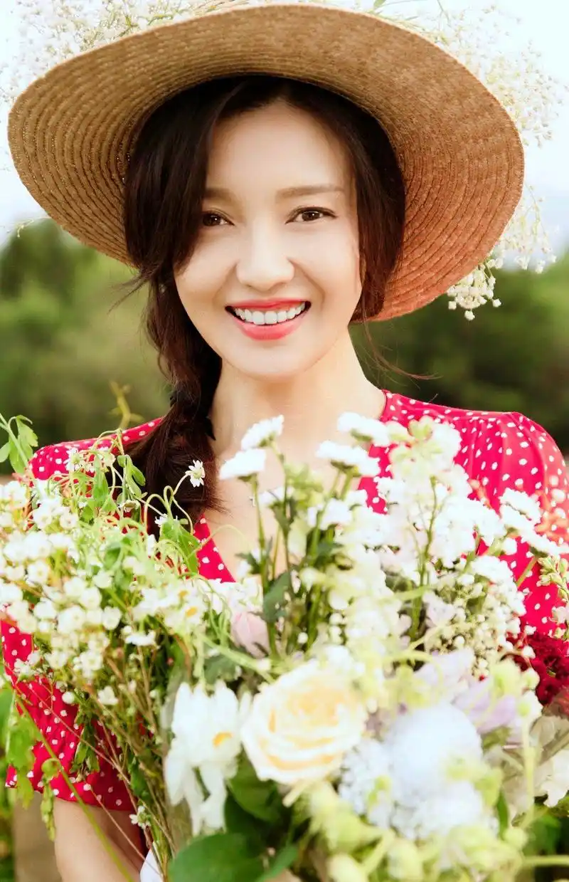 原创43岁的傅晶还像个少女穿白裙宛如18岁是不是有点过分了