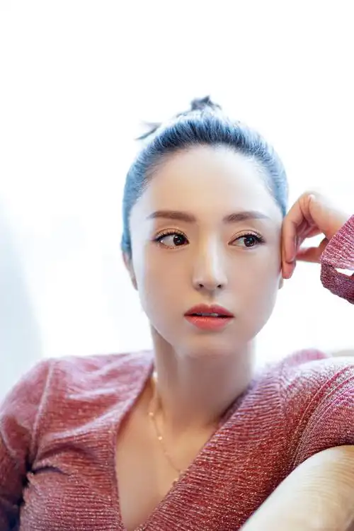 董璇罕见拍时尚大片,穿性感高叉裙宛如美人鱼,离婚后却越活越美