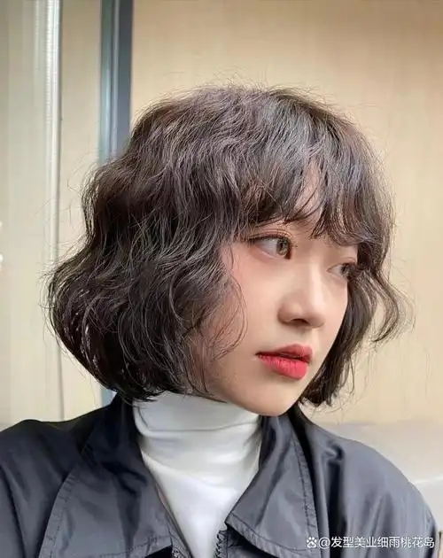 短发烫发,适合小圆脸,鹅蛋脸还有菱形脸的女生,搭配空气刘海或者卷