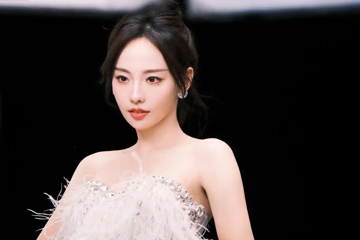 张嘉倪白色抹胸羽毛裙,轻盈柔美自在从容