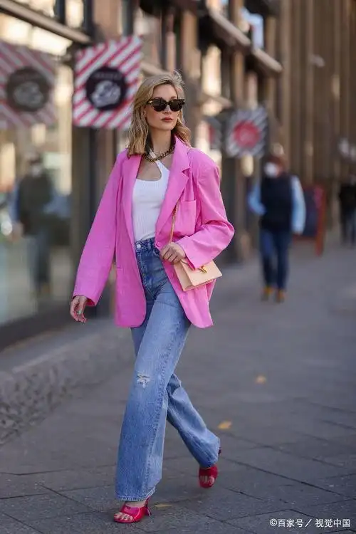 时尚街拍:粉色西装搭配牛仔裤清爽帅气