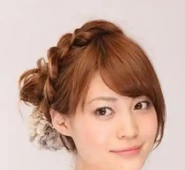 斜刘海编发盘发发型柔和唯美的棕色发丝在一侧简洁的编发后盘成蓬松