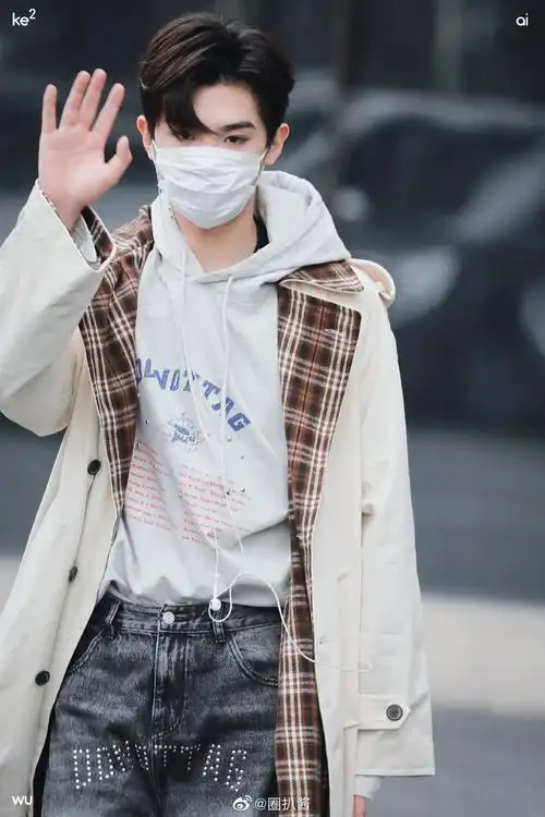 黄明昊220310上班饭拍