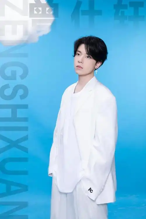 00后高质量男演员曾仕轩最新写真袭来,白衣少年,时尚感满分