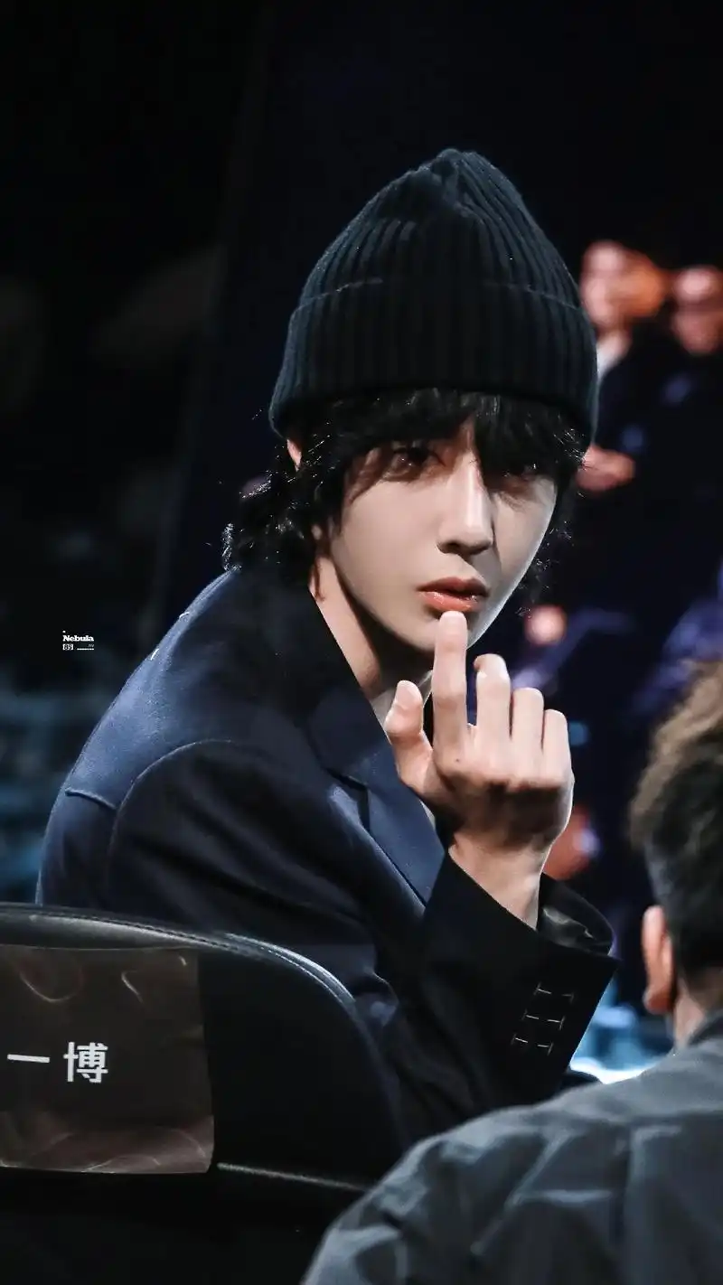 王一博要永远相信你博帝的神颜 随手一戴的毛线帽都贵气逼人 - 抖音