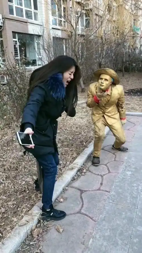 臭妹妹,想占我便宜,准备好受伤了吗?