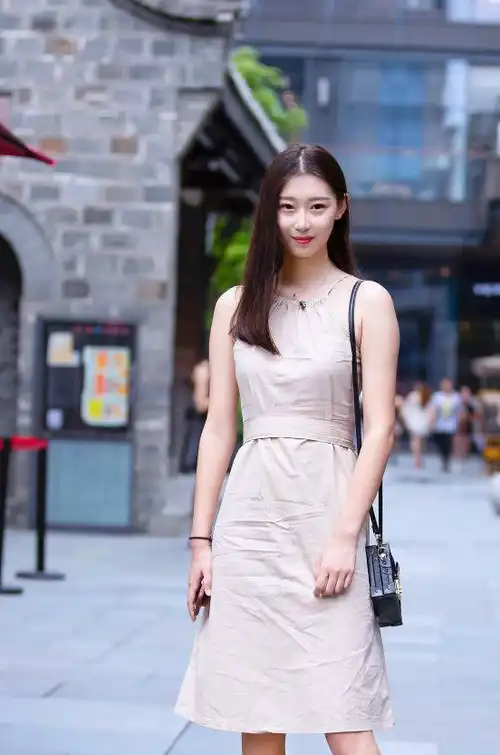 高雅大气的连衣裙,青春朝气,轻松穿出女神范_时尚_气质_身材