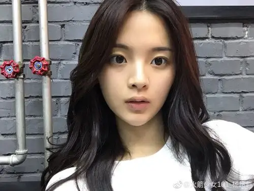 杨超越晒自拍自侃冒个泡 素颜出镜化妆台现打火机